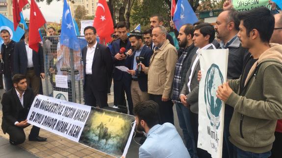 ÇİN ZULMÜNE KAFESLİ PROTESTO