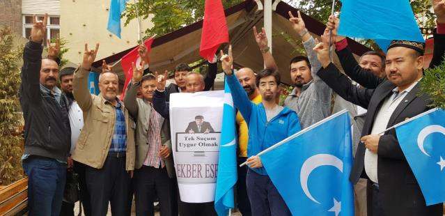 ÇİN ZULMÜNE KAFESLİ PROTESTO