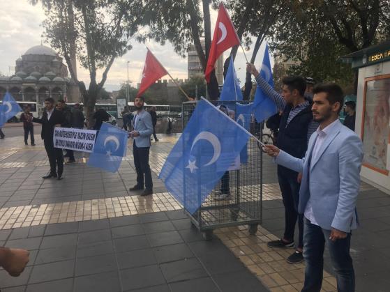 ÇİN ZULMÜNE KAFESLİ PROTESTO