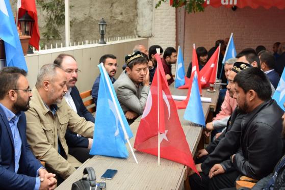 ÇİN ZULMÜNE KAFESLİ PROTESTO