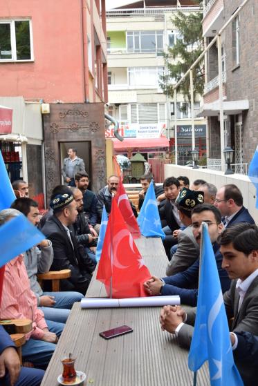 ÇİN ZULMÜNE KAFESLİ PROTESTO